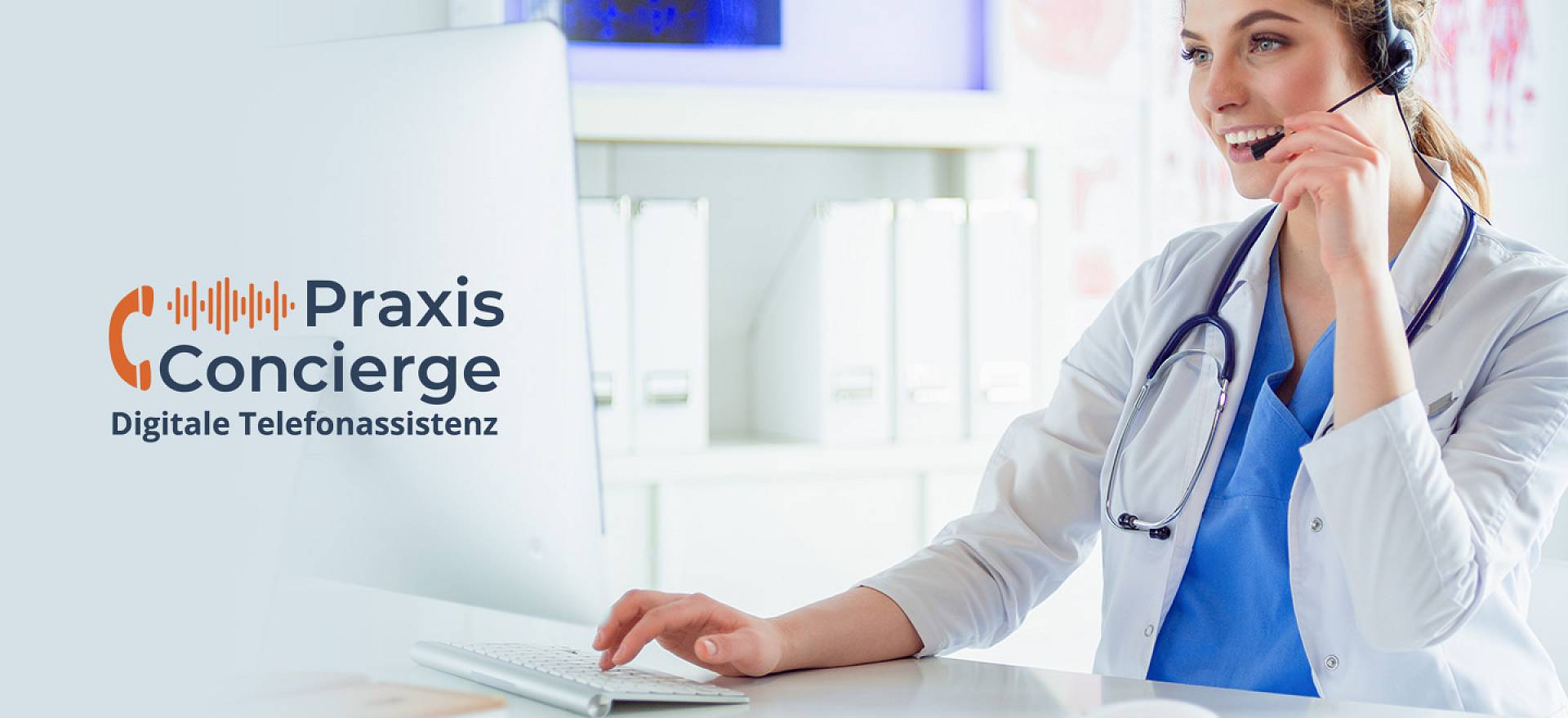 Ärztin sitzt mit Headset am PC und benutzt den KI-Telefonassistent PraxisConcierge